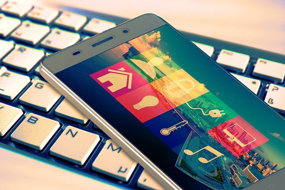 https://pixabay.com/ru/photos/%D1%83%D0%BC%D0%BD%D1%8B%D0%B9-%D0%B4%D0%BE%D0%BC-smarthome-%D0%B3%D0%BE%D1%80%D0%BE%D0%B4-%D0%BF%D0%B0%D0%BD%D0%BE%D1%80%D0%B0%D0%BC%D0%B0-4153906/