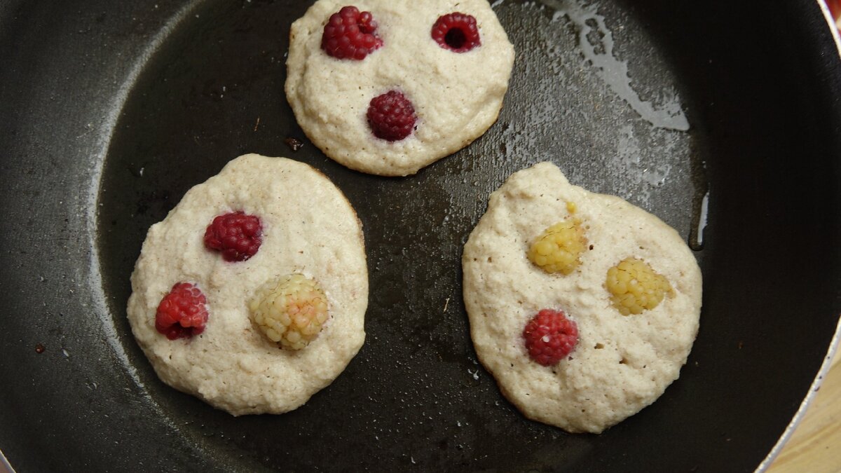 Тесто смешивается за 3 минуты, а готовка занимает 1-2 на каждой стороне