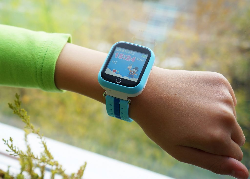 https://findmykids.org/blog/wp-content/uploads/2019/10/smart-baby-watch-q90-q100-22.jpg