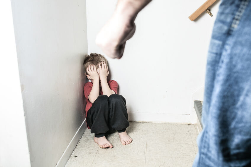 Отец бьёт ребёнка за плохую отметку