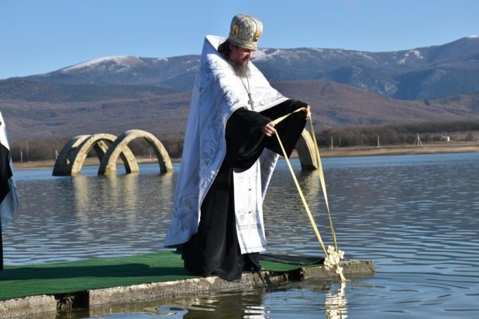 Благочинный Севастопольского округа отец Сергий проводит чин освящения воды в Черноречье. Фото: sevzakon.ru