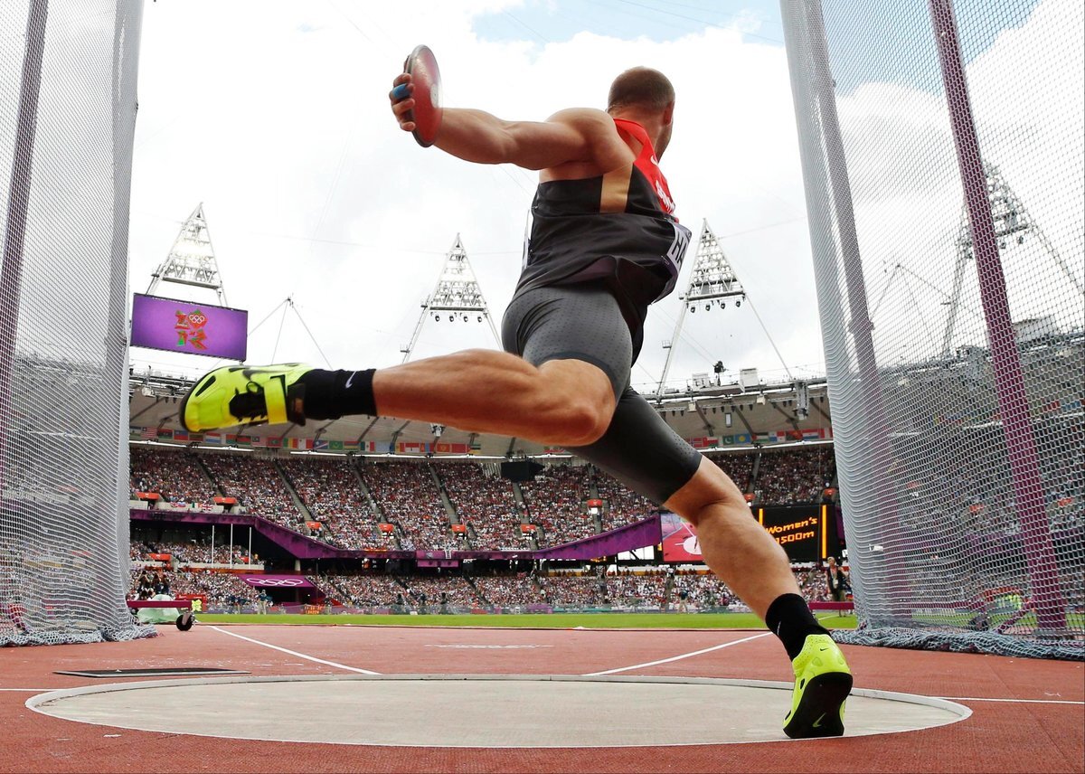 Спортсмены уличенные. Роберт Хартинг метание диска. Лёгкая атлетика прыжки метание диска. Метание диска в легкой атлетике. Коннелли метатель молота.