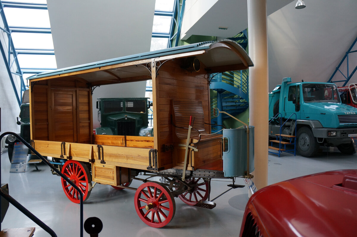 А так выглядел первый грузовик 1898 года. Справедливости ради, в движение его приводил немецкий мотор, вернее два. 