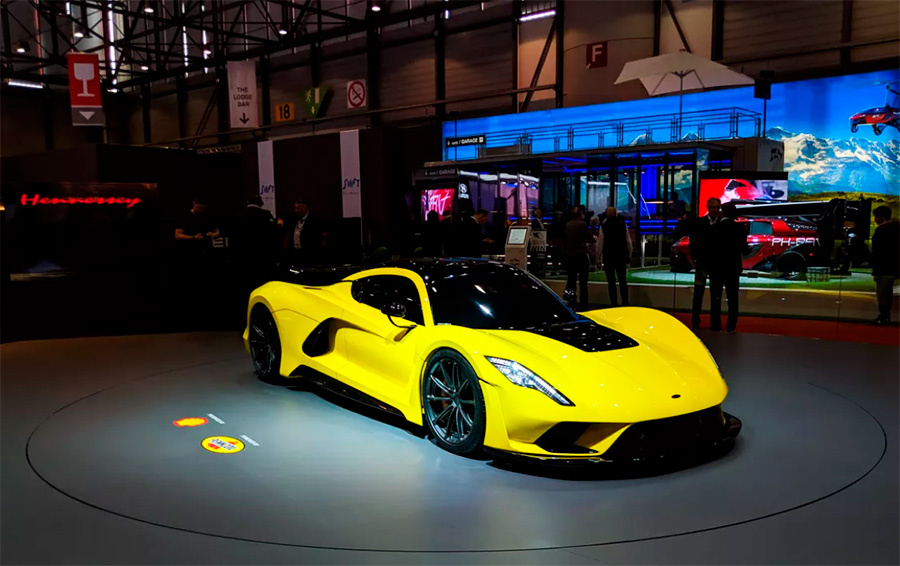 1. HENNESSEY VENOM F5
HENNESSEY VENOM GT
Фото: Reuters
Стартовая цена: 1,6 миллионов долларов, пакет дополнительных возможных опций с легкостью потянет еще на 600 тысяч долларов. Максимально возможная скорость согласно обещанию производителей может превысить отметку в 482 км/ч — никто до сих пор не рискнул проверить это на дороге. До 100 км/ч авто разгоняется за 2 секунды, а до 400 — за полминуты