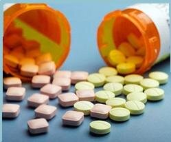 Допинги – это специальные лекарственные препараты, употребляемые спортсменами для принудительного повышения работоспособности организма во время соревновательной деятельности или же в период учебно-тренировочного процесса. На то, какими свойствами обладает тот или иной допинг влияет вид спорта, для которого он предназначен. В общем, фармакологические действия данных лекарственных препаратов могут быть совершенно противоположными. Как правило, назначение допинга происходит курсом, но зачастую встречаются случаи однократного употребления. Всё зависит от поставленных задач, а также механизма действия определённого лекарственного вещества. 
