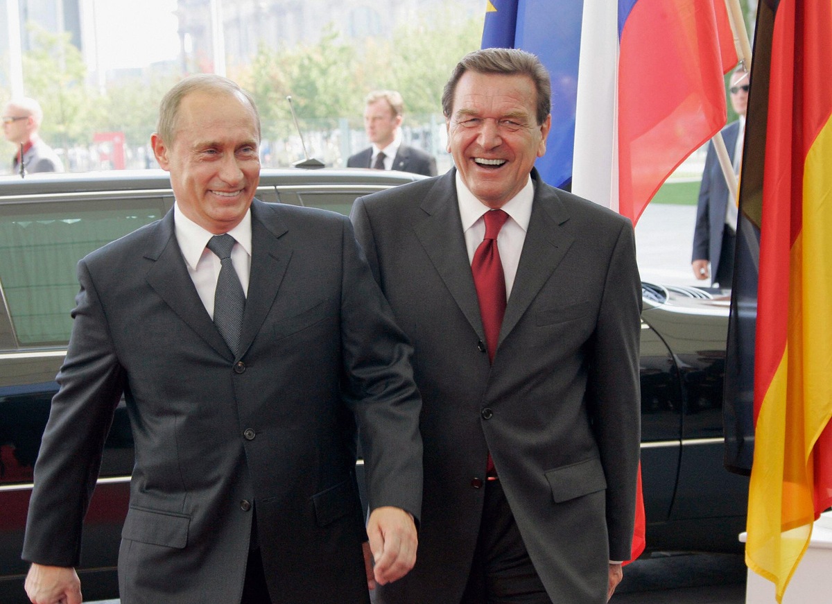 Добрые друзья. Владимир Путин и Герхард Шрёдер.