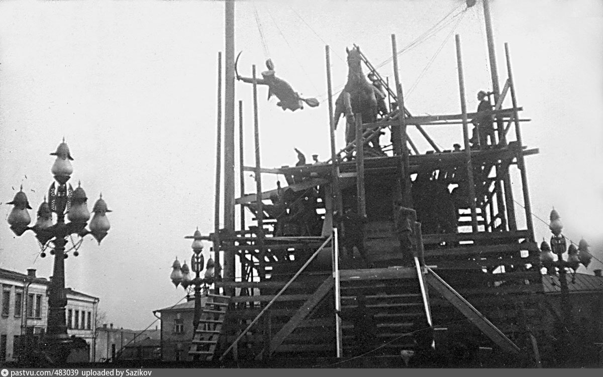 Снос монумента генералу Скобелеву, 1918.