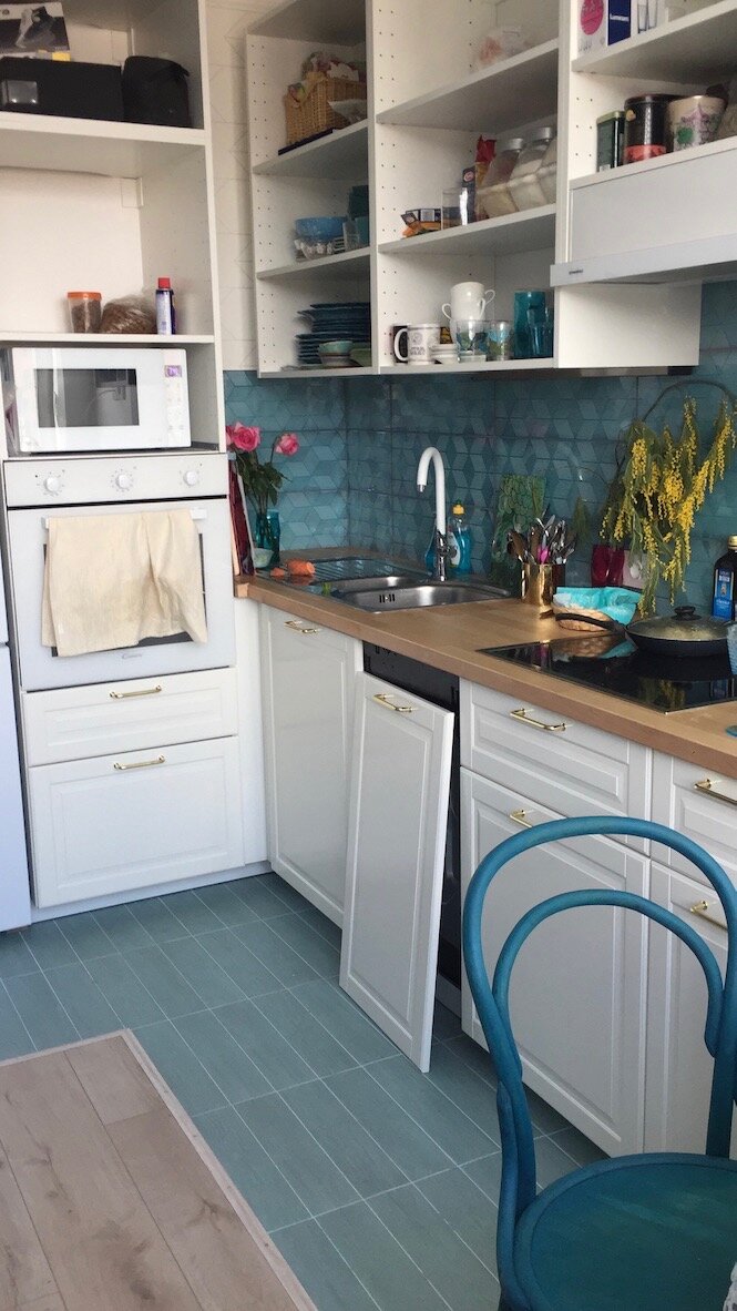 Вот здесь, на месте роз, розетки были бы очень нелишними!