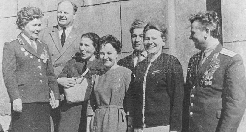 Бывший военный врач 30-й гвардейской танковой бригады Фаина Лаврова с ветеранами и педагогами у стен здания 111-й школы