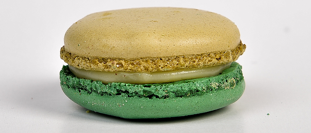 Пирожное макарон "Ананас" 