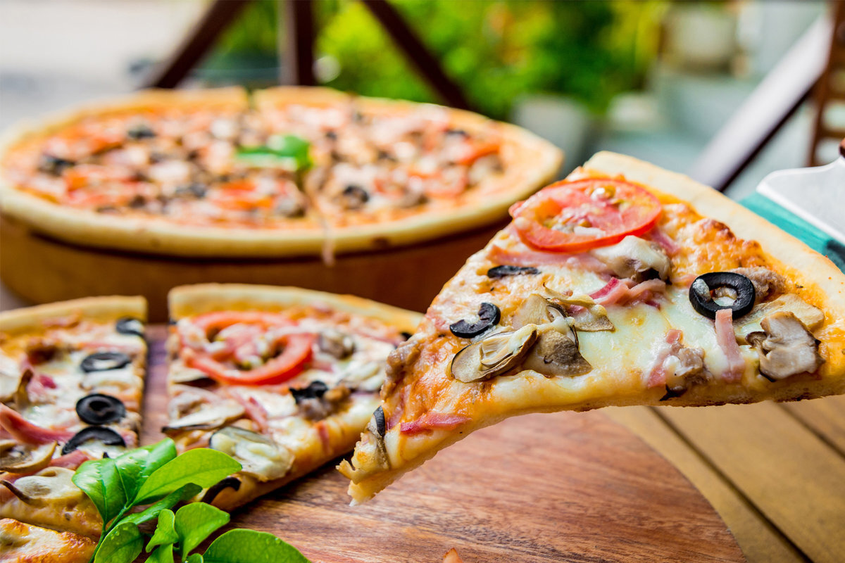 Пицца в ресторанах может быть бесспорно вкусна, однако начинки на ней всегда не так много, как хотелось бы! 
