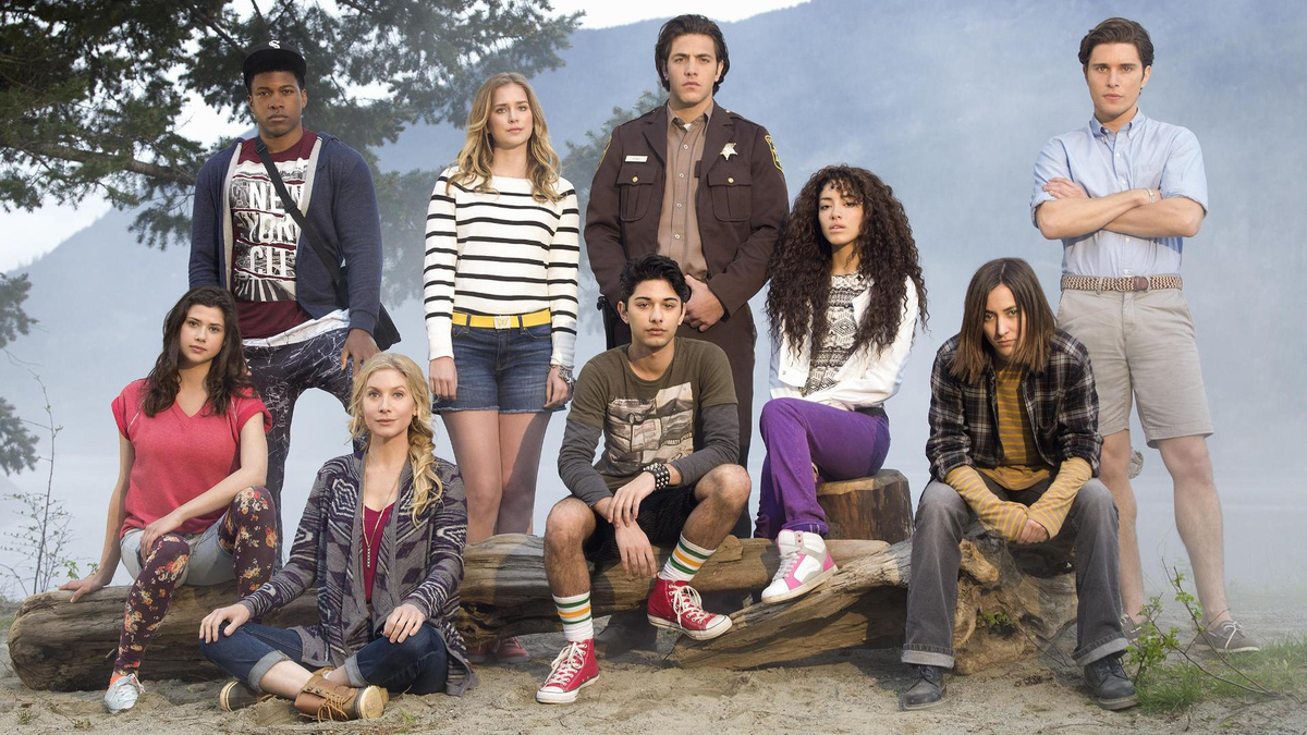 В конце 1980-х, когда школы пустуют летом, открывается сезон в идеальном на первый взгляд летнем лагере Стиллуотер на Среднем Западе. Это время для первой любви, первого поцелуя... и первого убийства. Темная, древняя мифология Стиллуотера просыпается, и то, что должно было стать летним развлечением, вскоре превращается в незабываемые ужасы и зло на каждом шагу.