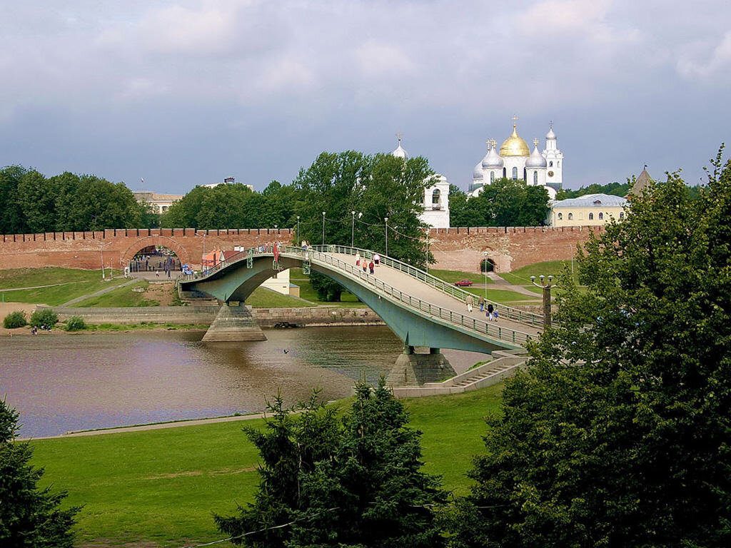 Великий Новгород со знаменитым горбатым мостом