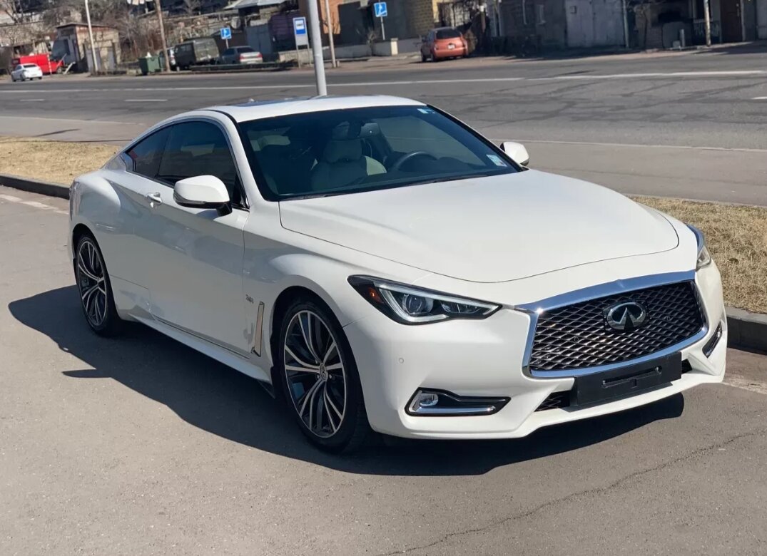 Infiniti Q60-это 2-дверное спортивное роскошное купе и кабриолет производства японского автопроизводителя Infiniti . Он является преемником купе Infiniti G и кабриолет. Первое поколение Q60 было переоборудовано в купе Infiniti G coupe.