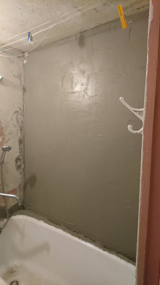 Опа, а тут всё ровно. Между ванной и стеной была огромная дырка. Её заделал. Нарастил слой, и с небольшим уклоном.