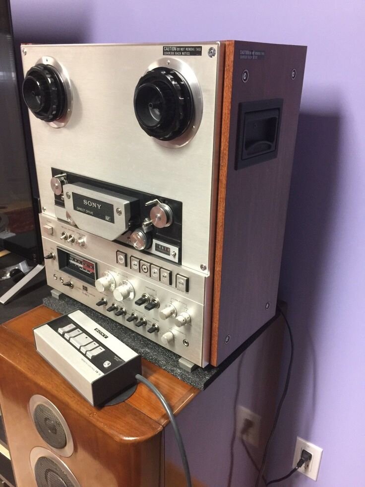 Магнитофон Sony TC-880-2 и пульт дистанционного управления.