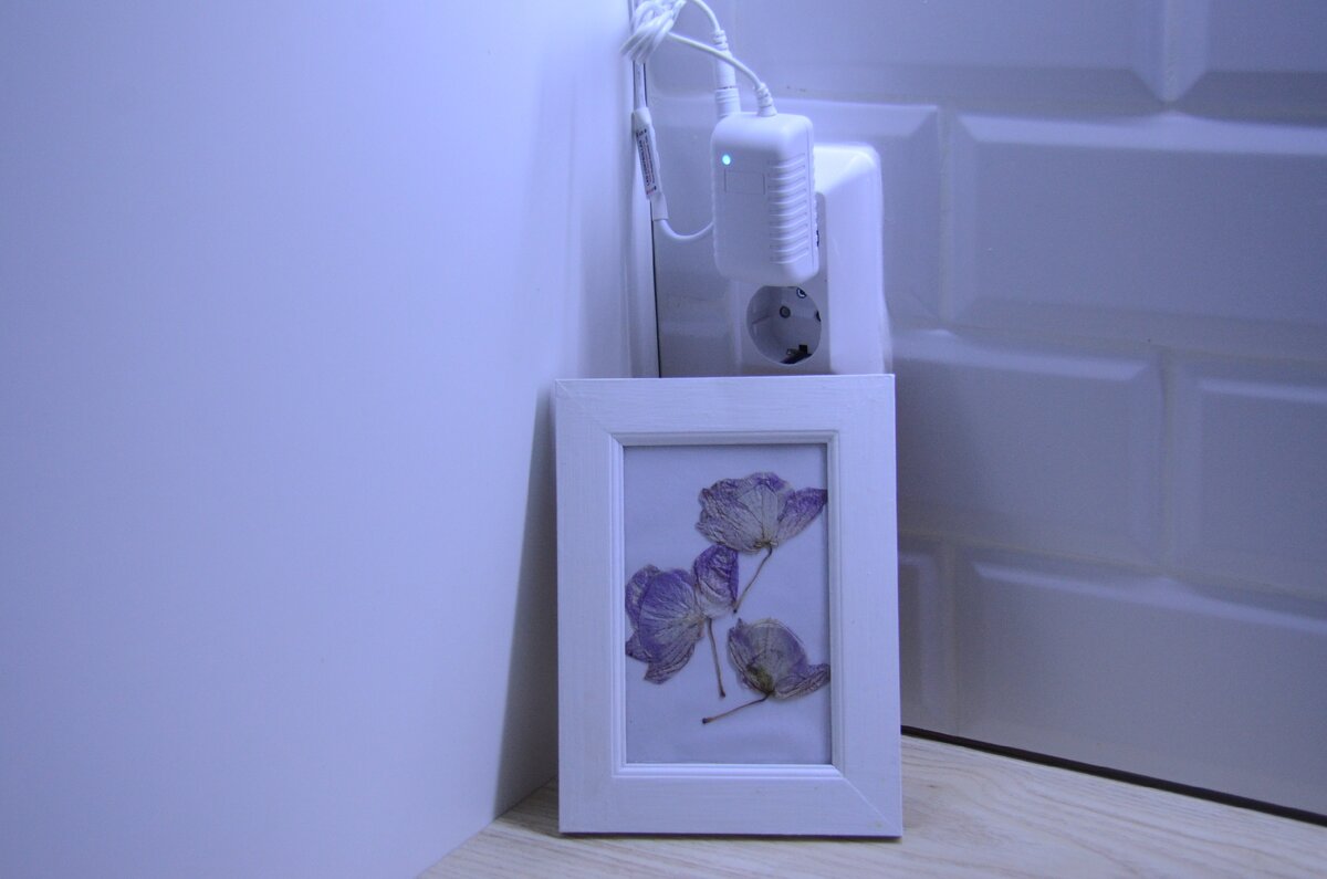 Блок зарядки достаточно большой.