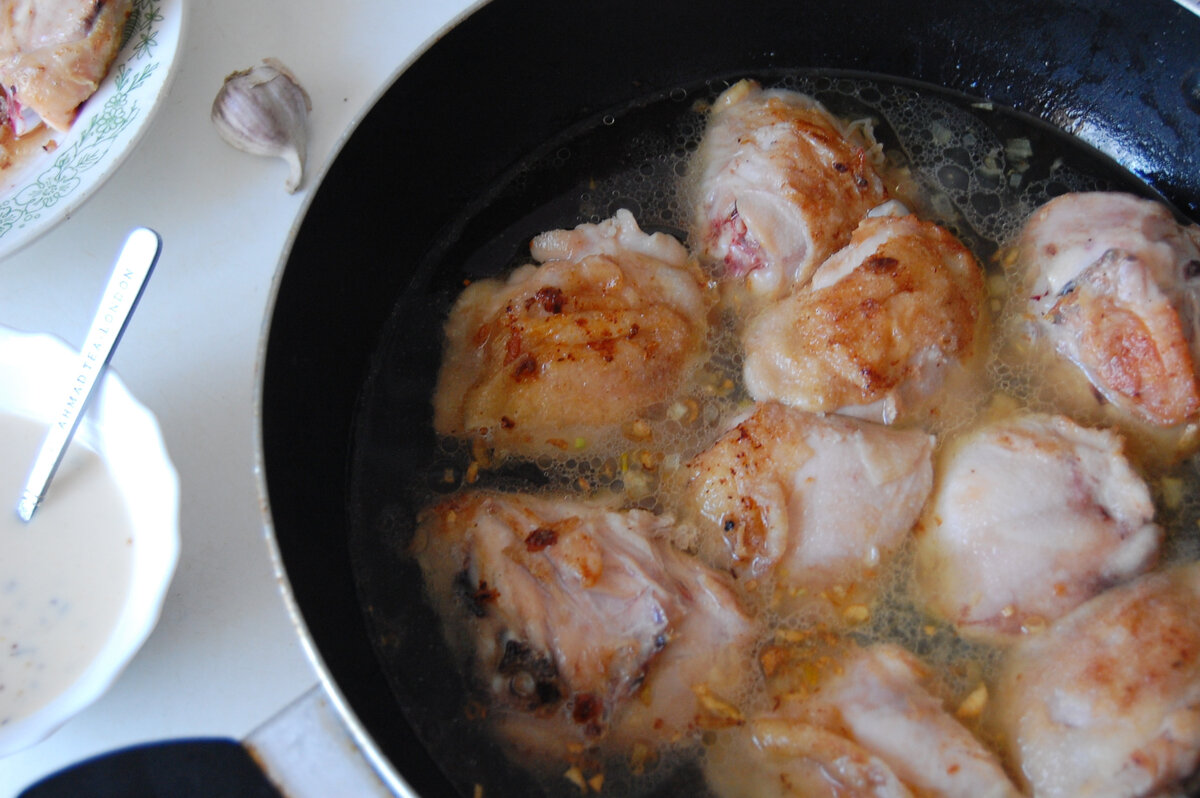 Ароматное куриное филе, запеченное в соусе из ряженки
