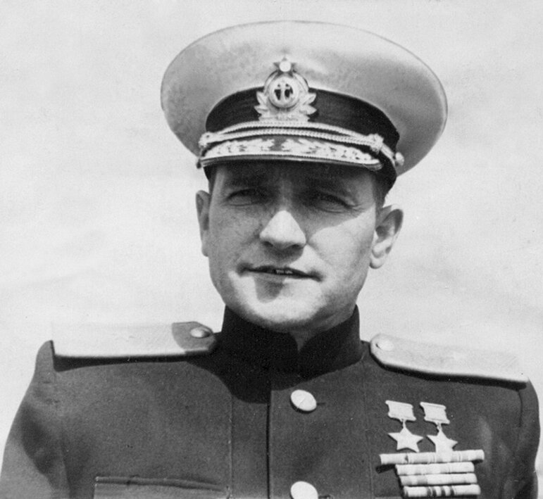 Николай Васильевич Челноков (9мая 1906,Иркутск-16 июля 1974,Москва) — советский лётчик минно-торпедной авиации ВВС ВМФ, дважды Герой Советского Союза (14.06.1942 и 19.08.1944). Генерал-майор авиации (11.05.1949).