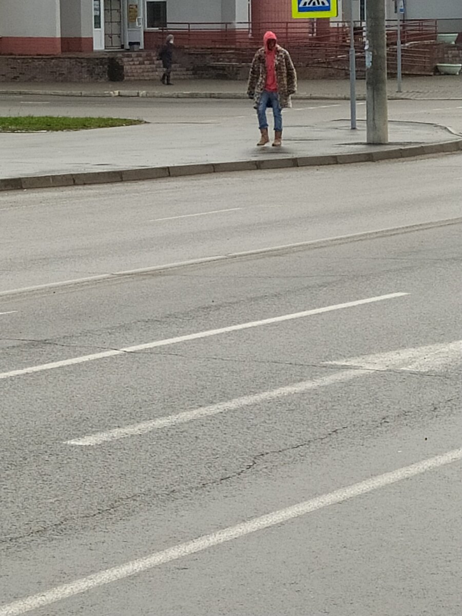 тигровая шуба и ковбойские сапоги, смотрится необычно. Листайте