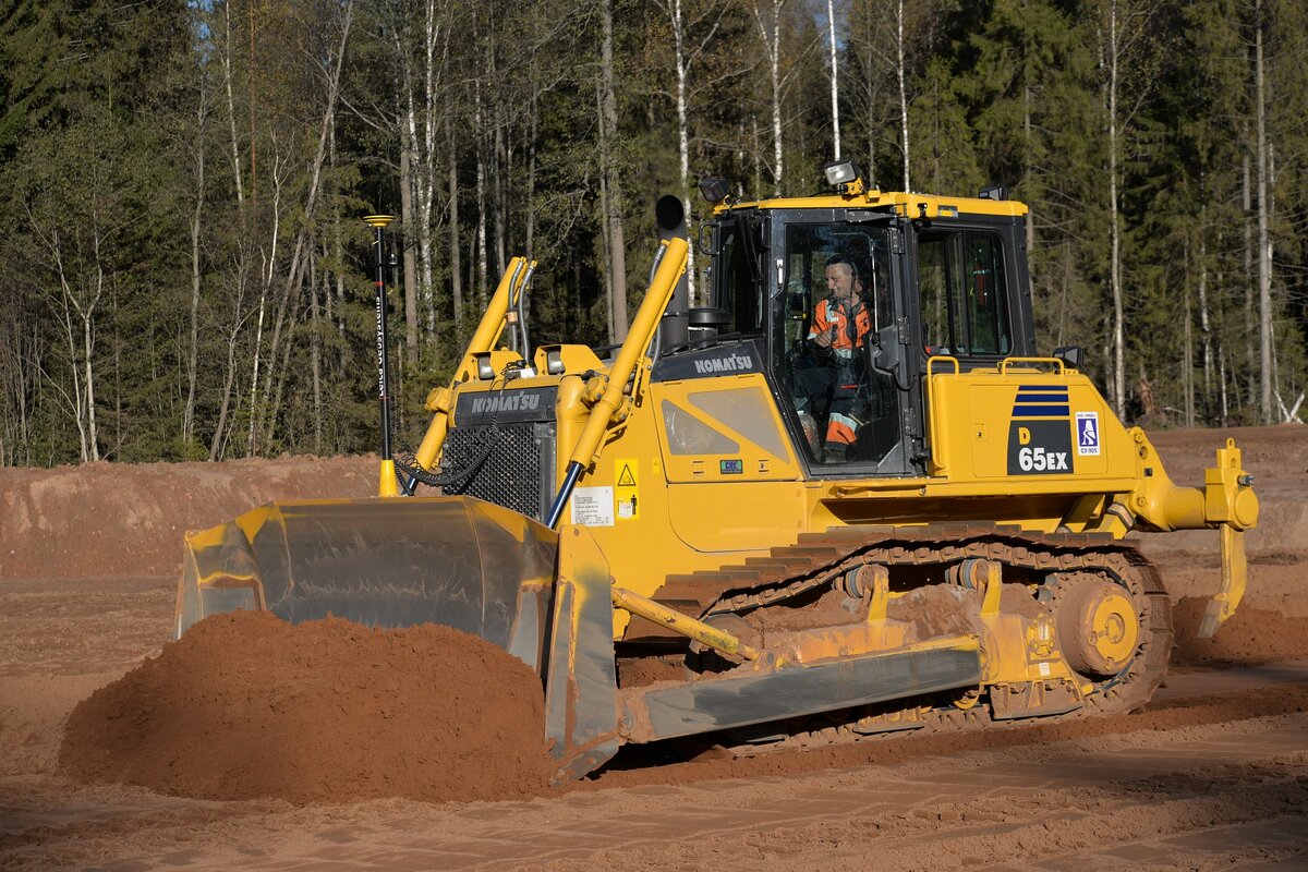 Бульдозерист машинист бульдозера. Caterpillar d3g XL. John Deere бульдозер. Бульдозер планировщик. Мелиорация Бульдозеры.