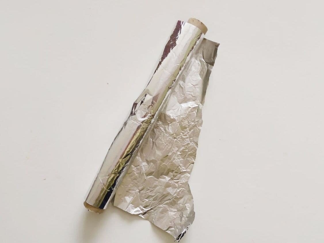 Из такой вот фольги для выпечки я делаю солнцеотражающие шторки на окна