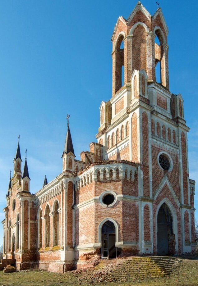 От старинной католической церкви, которой больше ста лет, осталась только рама. В советские годы ее использовали как склад для тракторной станции, а в 2004 годы сгорели купола и крыша.