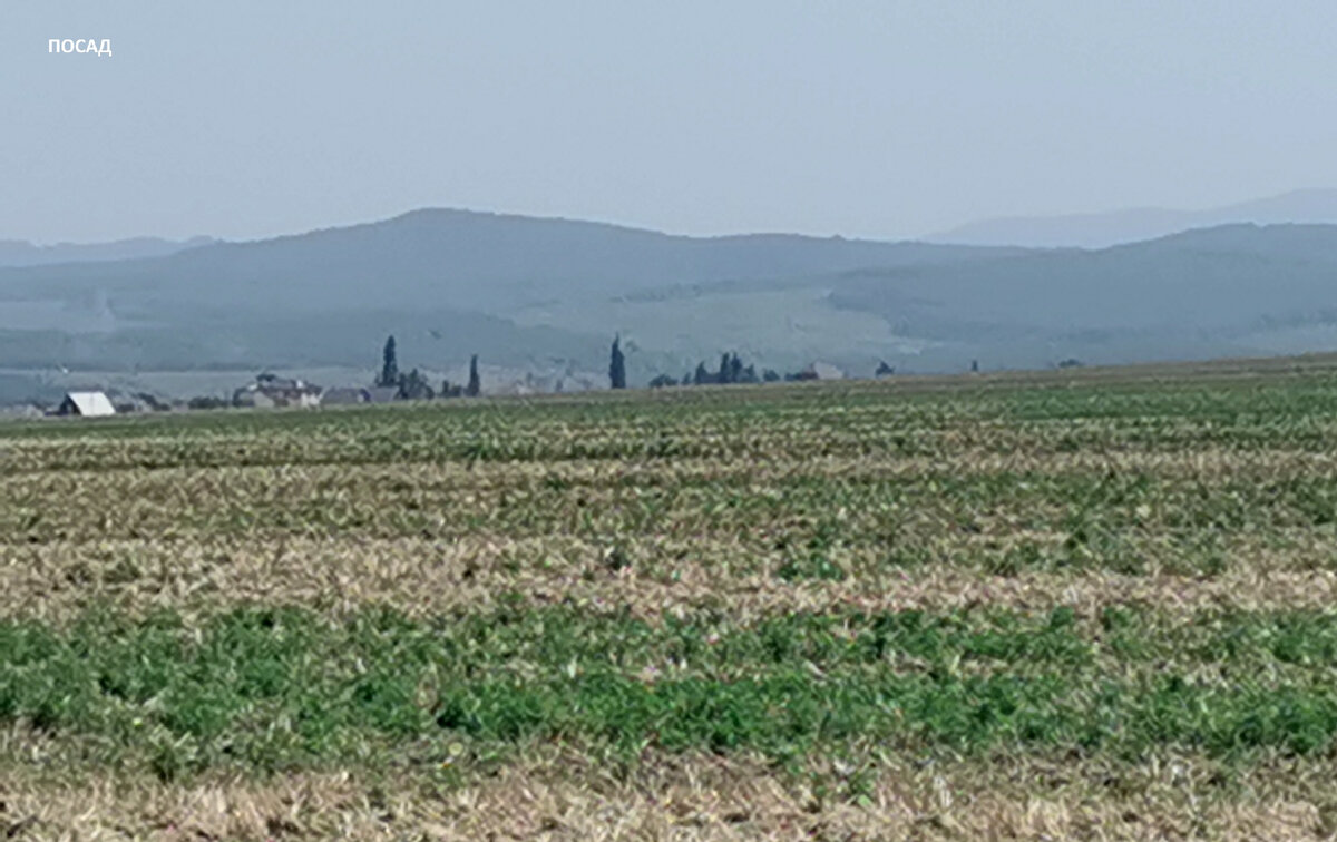 Предгорья Кавказа тают в жарком мареве. А за ними - море. Эта дорога намного живописнее и быстрее.