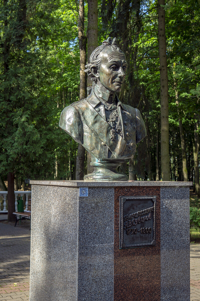 Памятник Суворову в центральном городском парке Кобрина.