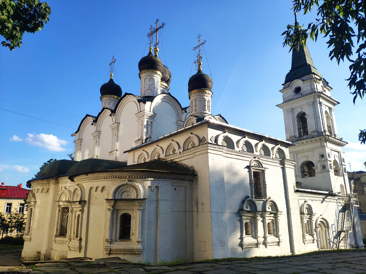 Старинный храм в центре Москвы, с территории которого открывается красивый  вид | Маленькие путешествия | Дзен