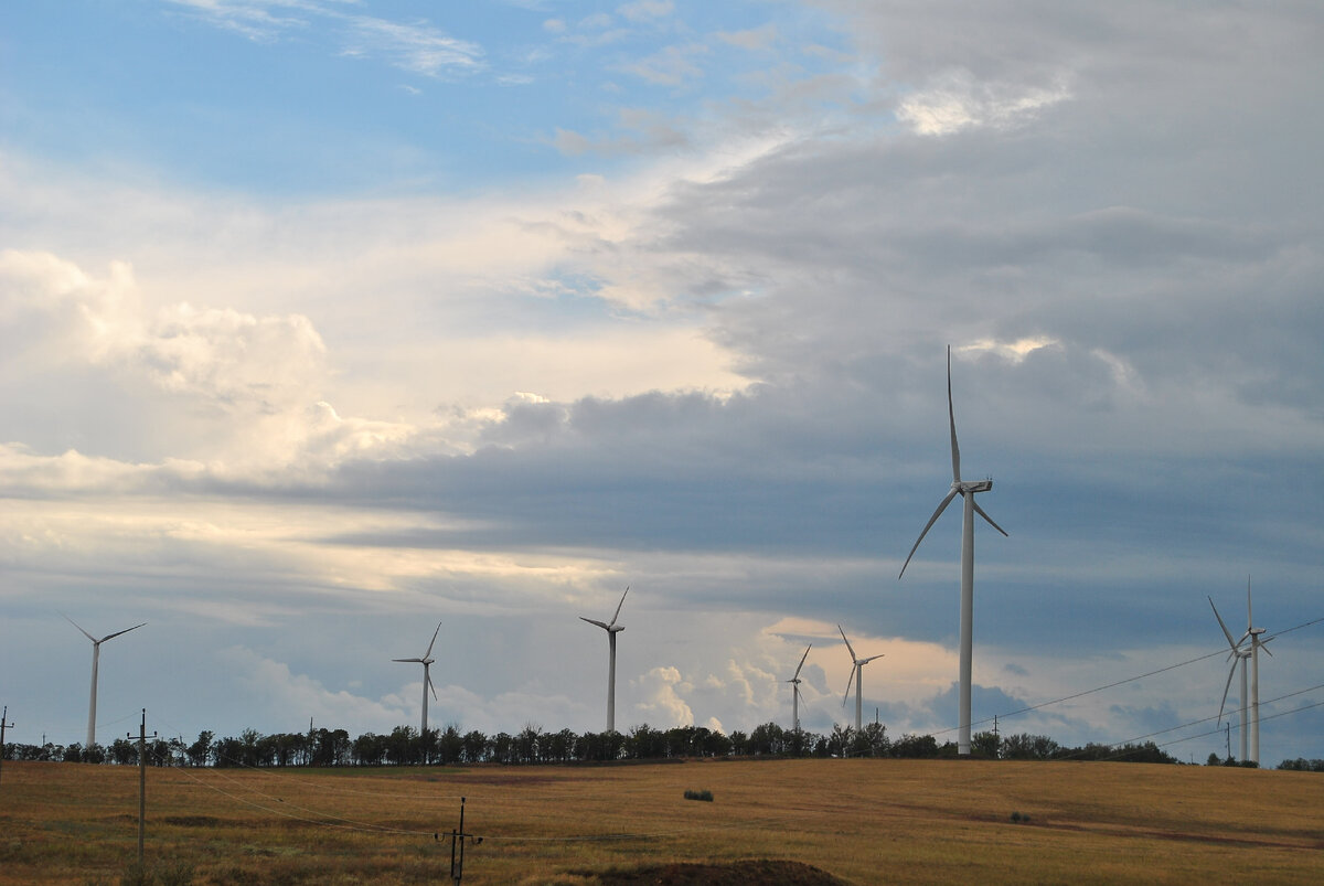 Это только часть ветрогенераторов станции. Всего их 23.