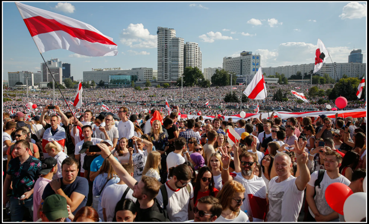 Минск население. Митинги в Беларуси 2020. Госпереворот в Белоруссии 2020. Митинги в Белоруссии 2021. Флаг Белоруссии митинг.