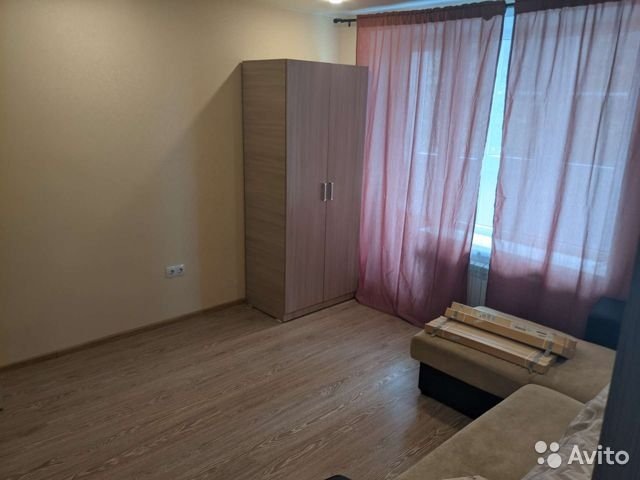 Вот эти шторы продала на авито - они были в хорошем состоянии, но совсем не подходили к новому интерьеру, к тому же не защищали от света