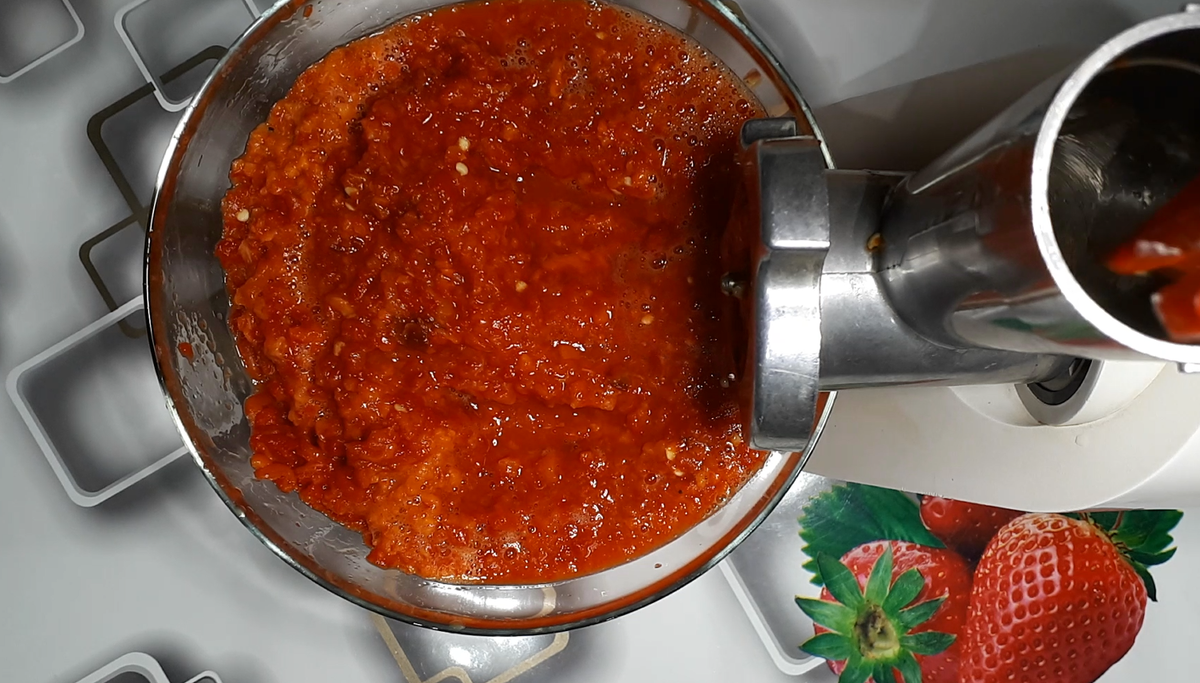 Готовые перцы прокручиваем на мясорубке.