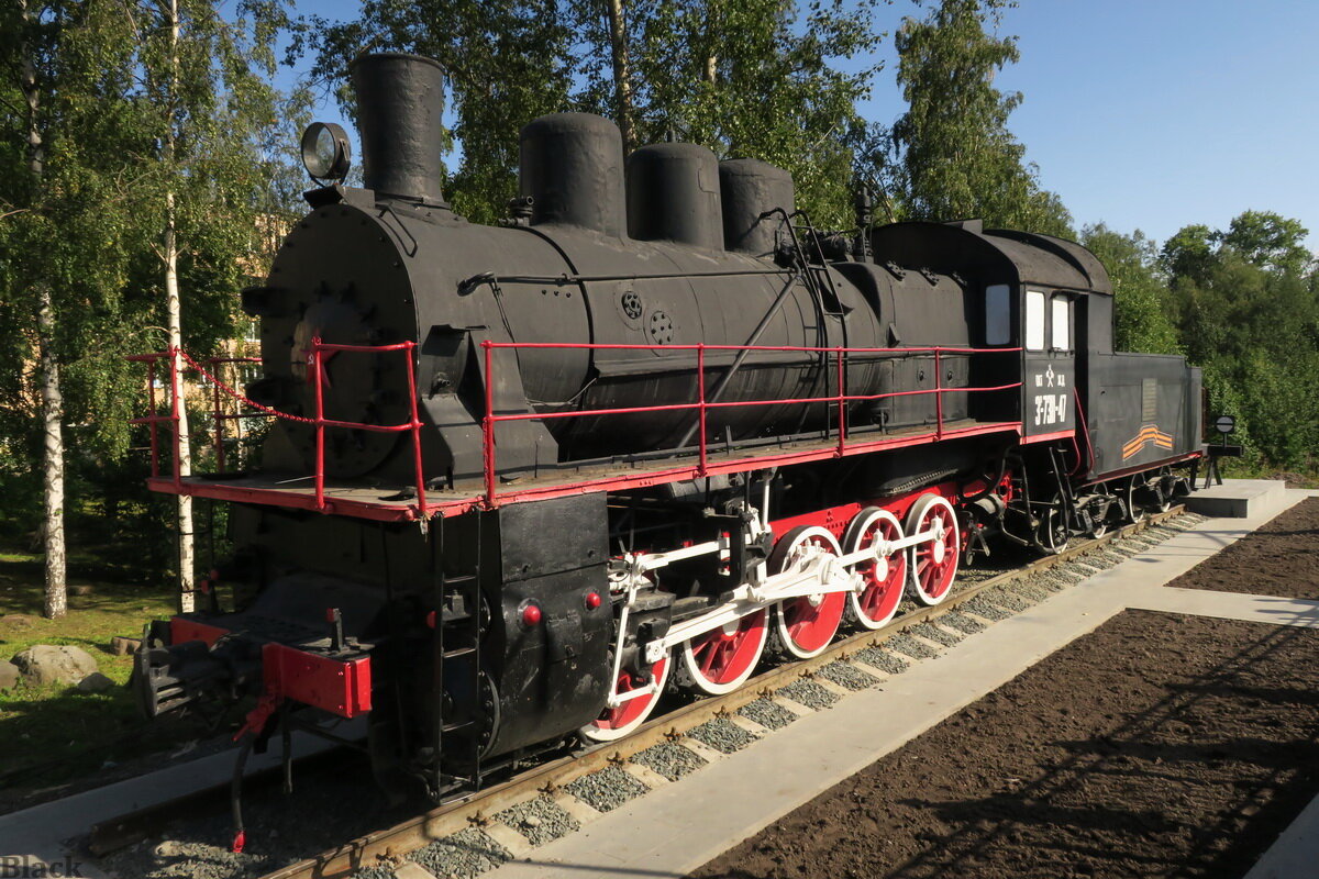 Двойные паровозы. Паровоз-памятник Эр 738-47 Петрозаводск. Эр 738 47 Петрозаводск. Вокзал Петрозаводск - паровоз-памятник. Паровоз Эр 738-47.