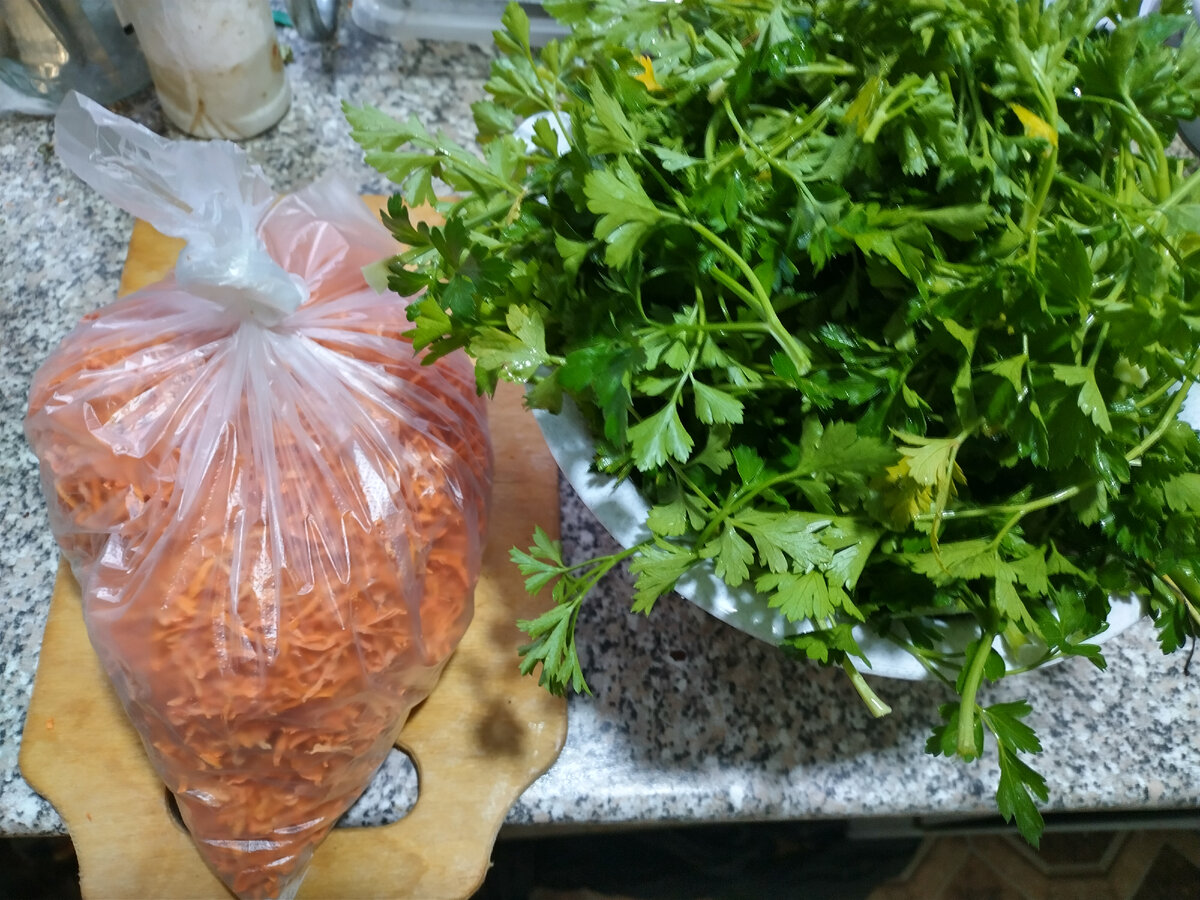 Сухая морковь и мокрая (помытая) петрушка