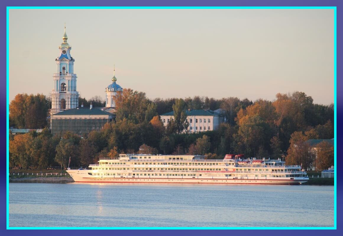 Лайнер"Феликс Дзержинский".
