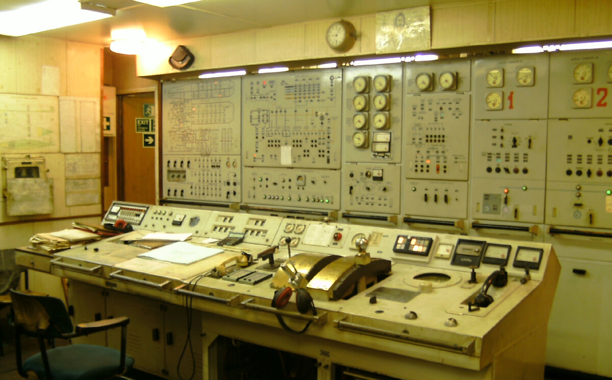 ЦПУ - центральный пост управления в машинном отделении. Фото автора.