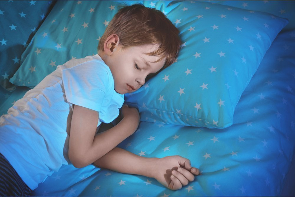 Sleep on dear little child. Спящий ребенок. Спящий мальчик.