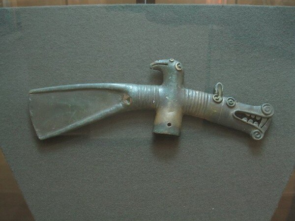 Бронзовая секира. Ананьинская культура. VII—V вв. до н. э. Экспозиция НМРТ
