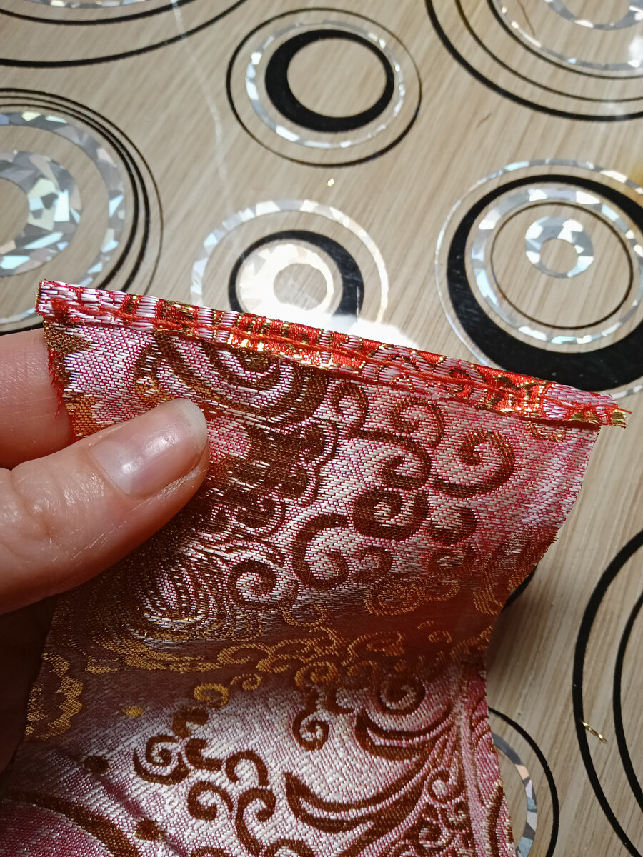 Вот так получается, удобно, не приходится обметывать