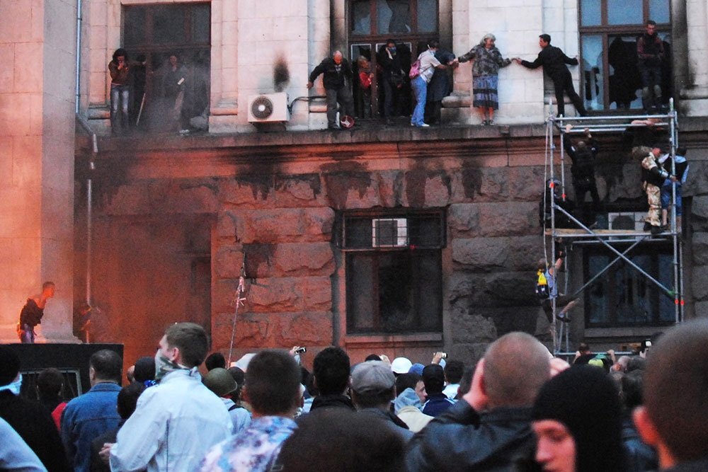 В толпе внизу этих несчастных ждала не меньшая опасность, чем огонь