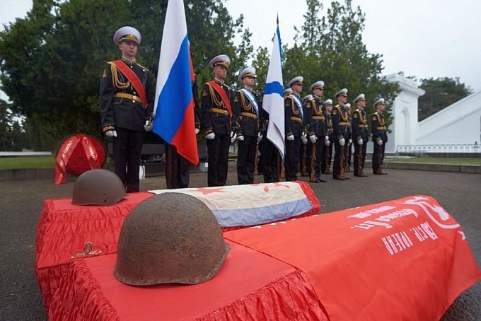 Торжественная церемония захоронения советских солдат на Мемориальном кладбище под Севастополем. Источник: sev.gov.ru.