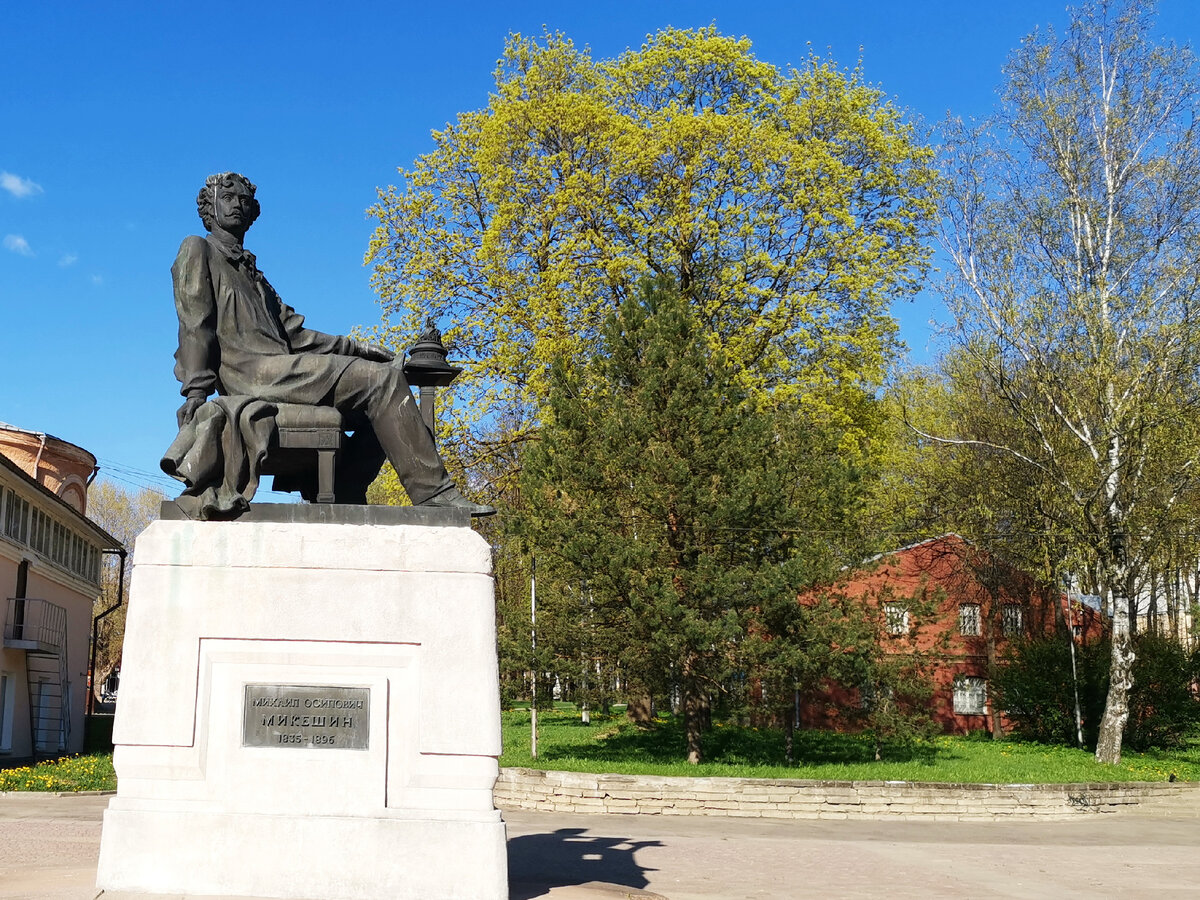 Памятник М.О.Микешину на ул. Тенишевой
