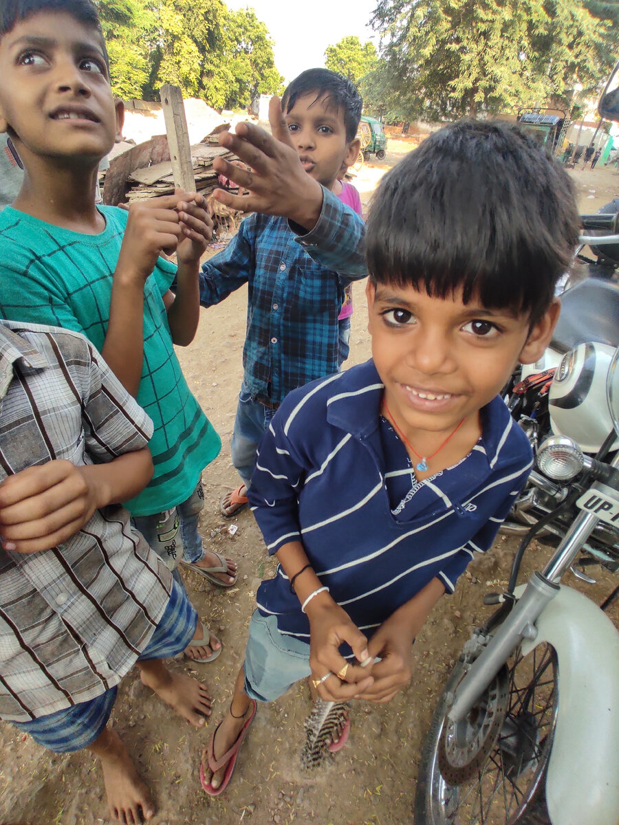 Дай десять рупий! 