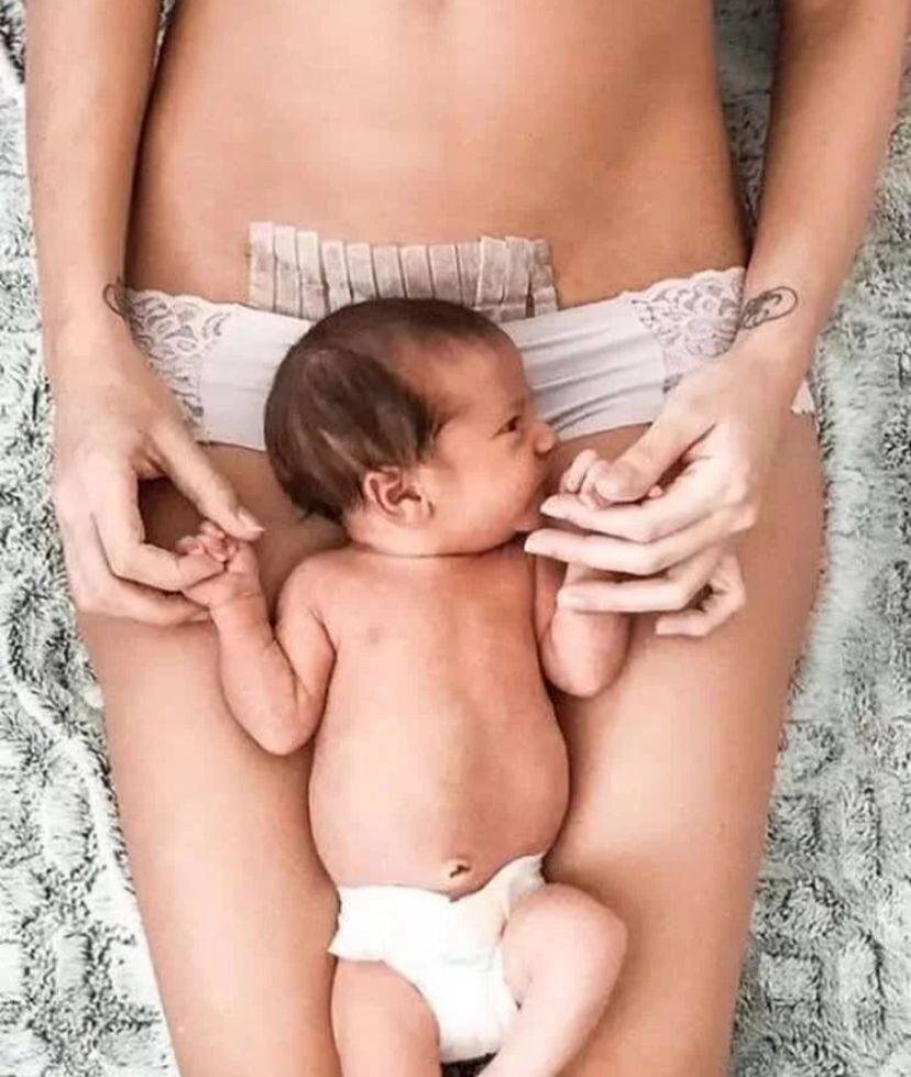 

Разочаровываться и злиться - нормально.

Оплакивать свою мечту, которой так и не суждено было сбыться - нормально.

То, каким путём вы рожаете, имеет своё глубокое значение.

Пока вы оплакиваете роды, о которых мечтали, возможно, вы сможете сделать вдох, чтобы увидеть красоту таких родов, и прошептать слова любви своей истории.

Может быть в уголке вашего сердца вы найдёте место для исцеления. За то, что вы нашли красоту в грязном и грубом путешествии.

Возможно вы сможете положить руку на чувствительный шрам поперек вашего живота и поблагодарить свое тело за его мужество, за рождение вашего ребенка.

Возможно вы сможете воспользоваться моментом тишины, чтобы признать, насколько вы были храбры, чтобы положить своё тело на стол и дать жизнь ребенку.

Это нормально, если вы полны боли, ярости и горя, но позвольте свету тоже просочиться внутрь. И может быть когда-нибудь вы сможете оглянуться назад на свою историю и не почувствовать ничего, кроме любви, гордости и глубокого утешения, зная, что ваши роды тоже были священными, потому что жизнь не менее священна, когда ее извлекают из вашего живота, и вы не хуже только потому, что родили ребенка путём к/с.

P.S.: И нормально, если вы не чувствуете ничего, кроме радости и гордости после родов путём к/с!

@spiritysol