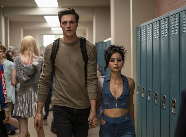 Обратите внимание, насколько герой огромный. 