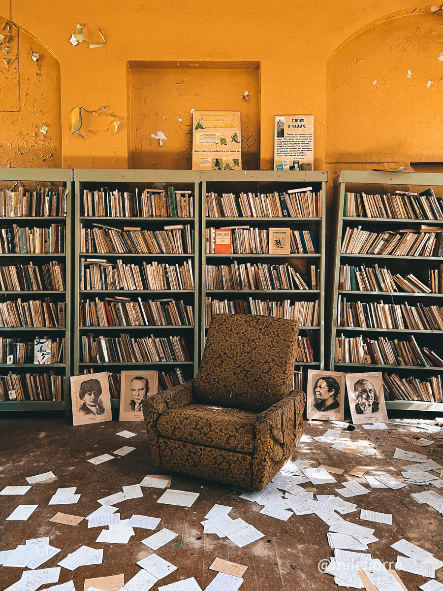 Заброшенная лагерная библиотека.