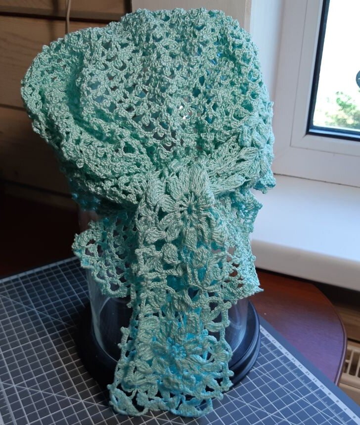 вид сзади , завязки из ажурных квадратов