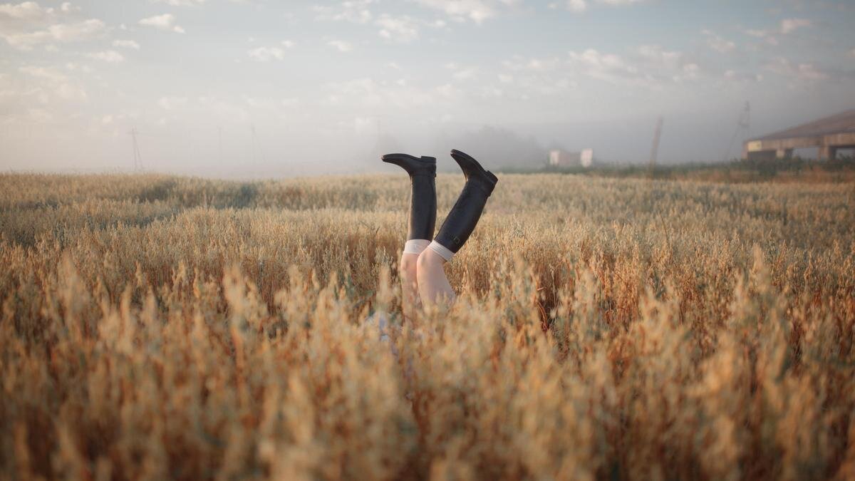    Девушка в сапогах шагает по небу:Freepik